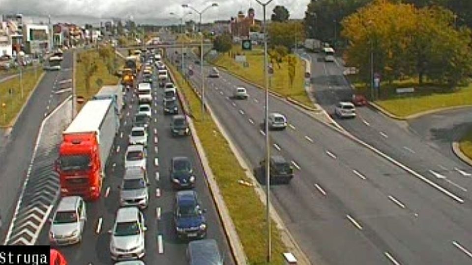 Po wypadku na Struga utworzył się ogromny korek w kierunku centrum Szczecina. Fot. szr.szczecin.pl