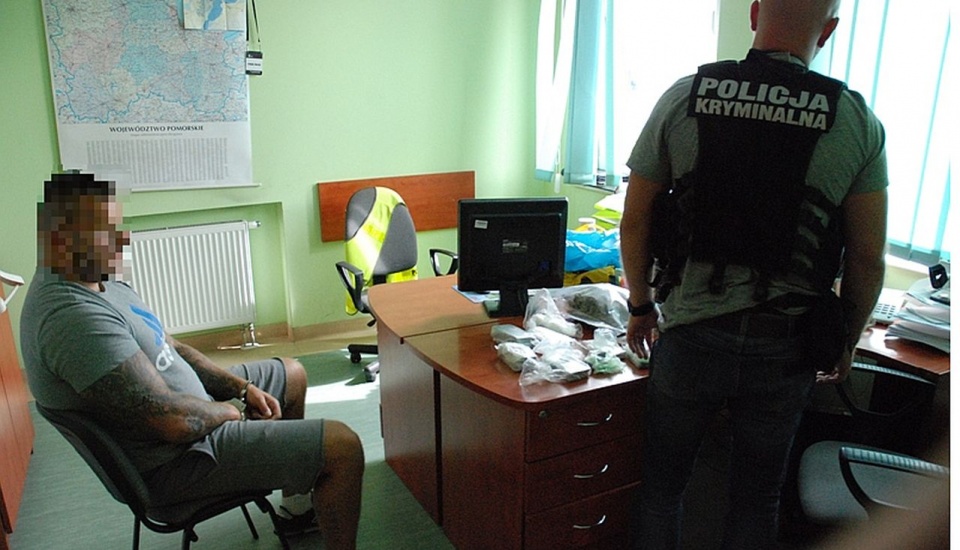 Mężczyznę podejrzewanego o handal narkotykami zatrzymali policjanci z Czaplinka. Fot. Policja w Człuchowie