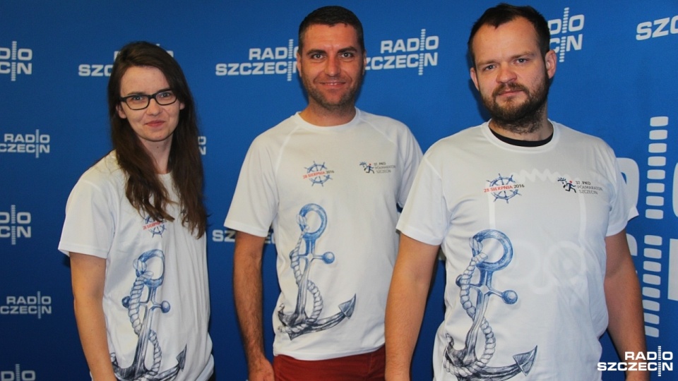 - W Szczecinie pobiegną amatorzy i zawodowcy z Polski, Belgii, Francji i Wielkiej Brytanii - zapowiada organizator półmaratonu Andrzej Łuc (na zdj. w środku, obok Agata Hawrylczuk i Jarosław Gowin z Radia Szczecin). Fot. Piotr Kołodziejski [Radio Szczecin