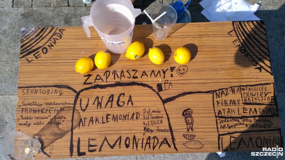 Na placu Żołnierza w Szczecinie rozstawili mały stragan i sprzedają lemoniadę. Krzysiek i Oliwier mają już plan, na co wydadzą zarobione pieniądze. Fot. Radosław Jaczmiński [Radio Szczecin]