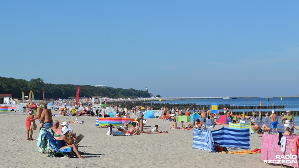 Turyści wypoczywający nad polskim morzem ruszyli więc tłumnie w kierunku plaż. Fot. Przemysław Polanin [Radio Szczecin]