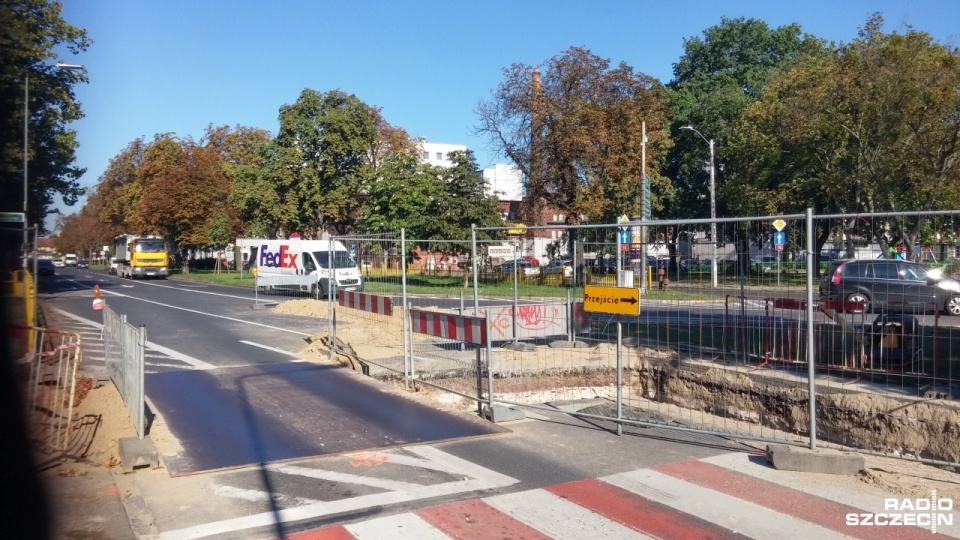 Na Narutowicza zamknięty jest lewy pas jezdni. Aby dojechać prawym do Potulickiej, trzeba przejeżdżać po ułożonej nad wykopem stalowej płycie. Fot. Marek Borowiec [Radio Szczecin]