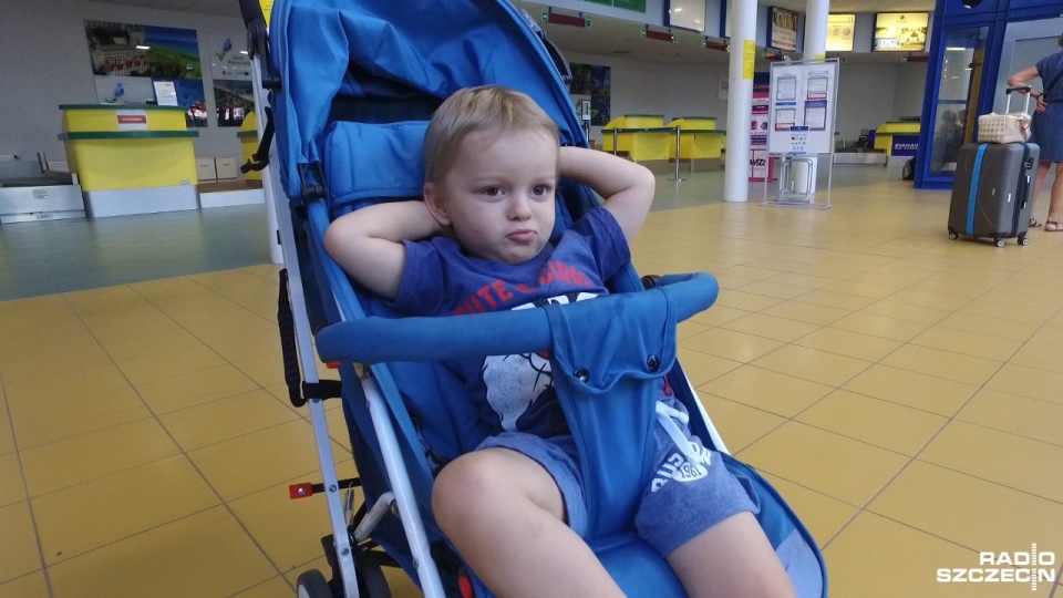 Dwuletni Tomek ze Świnoujścia, chory na siatkówczaka, wyleciał już do Stanów Zjednoczonych. Fot. Dawid Siwek [Radio Szczecin]