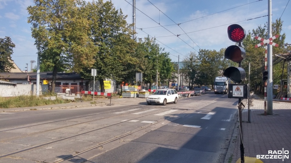 Ulicami Nocznickiego i Stalmacha w Szczecinie po remoncie skrzyżowań tramwajowych z kolejowymi przy stoczni kierowcy mieli już od środy przejeżdżać płynnie. Fot. Marek Borowiec [Radio Szczecin]