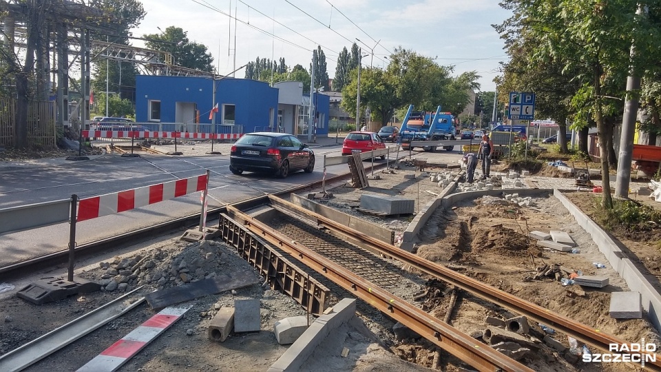 Ulicami Nocznickiego i Stalmacha w Szczecinie po remoncie skrzyżowań tramwajowych z kolejowymi przy stoczni kierowcy mieli już od środy przejeżdżać płynnie. Fot. Marek Borowiec [Radio Szczecin]