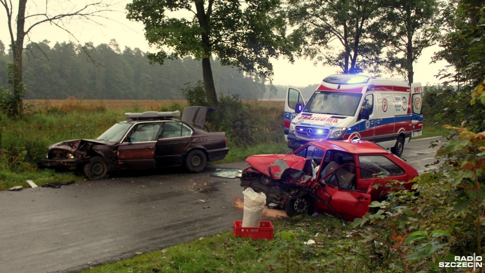 Rany odnieśli kierowcy obu aut i dwoje pasażerów Volkswagena. Fot. Adam Wójcik [Radio Szczecin]