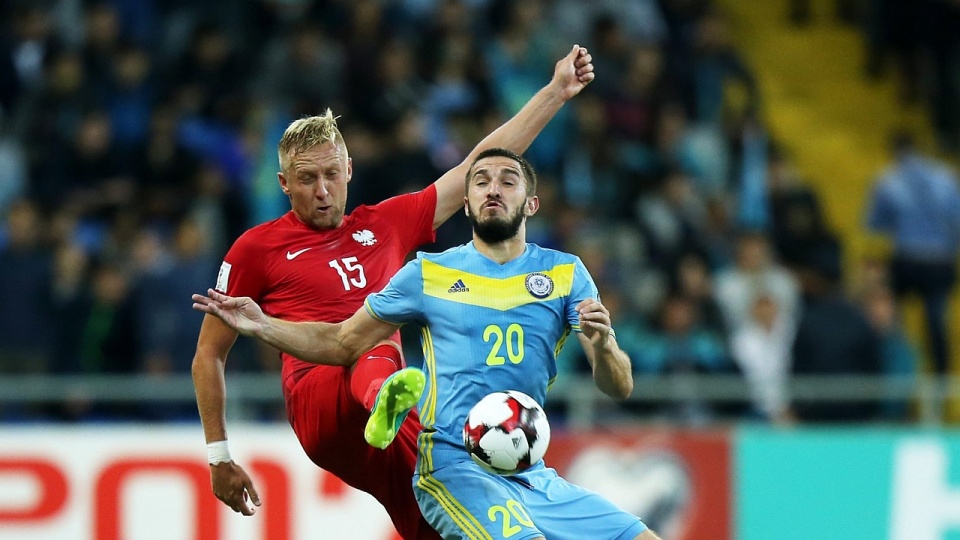 Kamil Glik i Sergiej Chiżniczenko podczas meczu Polska - Kazachstan. Fot. Łączy nas piłka Twitter