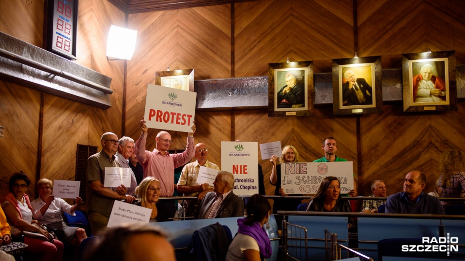 Mieszkańcy Osowa protestują podczas sesji rady miasta. Fot. Konrad Nowak [Radio Szczecin]