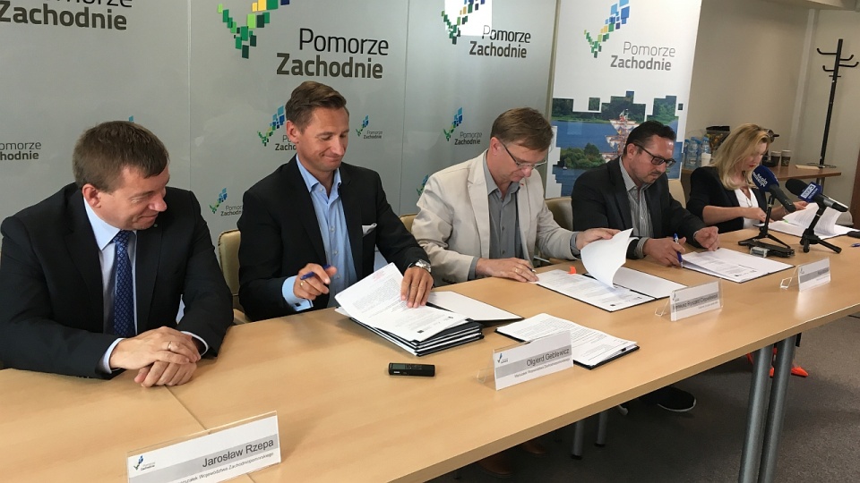 Pięciu biznesmenów podpisało we wtorek umowy z marszałkiem województwa na unijne dofinansowanie. Fot. Wojciech Zagaj [Radio Szczecin]