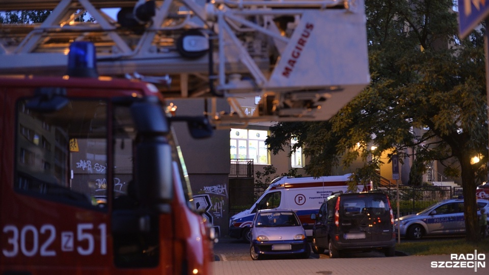 Akcja służb na szczecińskim Prawobrzeżu. W jednym z mieszkań na ósmym piętrze w bloku przy ulicy Brązowej desperat od około godziny 16 groził, że skoczy z balkonu. Fot. Piotr Rakowski [Radio Szczecin]