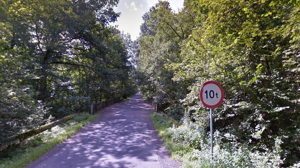Czterokilometrowy odcinek drogi powiatowej zamknięto, bo wyburzany jest tam stary most nad Gowienicą. Fot. www.google.pl/maps
