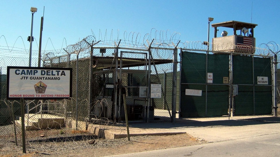Więzienie w bazie wojskowej Guantanamo na Kubie. Fot. www.wikipedia.org / Kathleen T. Rhem