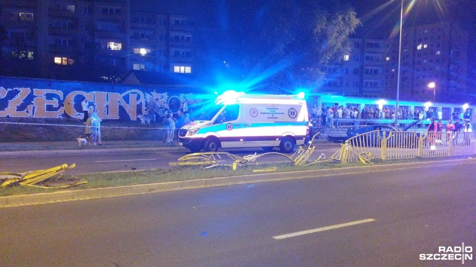 Ford Mustang uderzył w barierkę na ulicy Krakowskiej w Szczecinie. Fot. Marek Borowiec [Radio Szczecin]