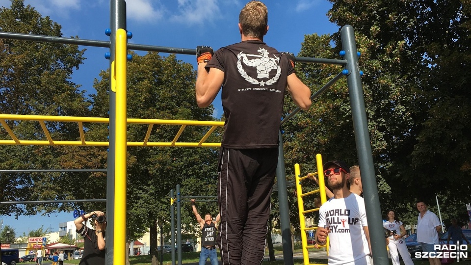 Polacy próbują pobić rekord świata, Szczecin przybywa na pomoc. Chodzi o akcję World Pull Up Day, w której miłośnicy sportu, zarówno amatorzy jak i profesjonaliści podciągają się na drążkach. Fot. Michał Król [Radio Szczecin]