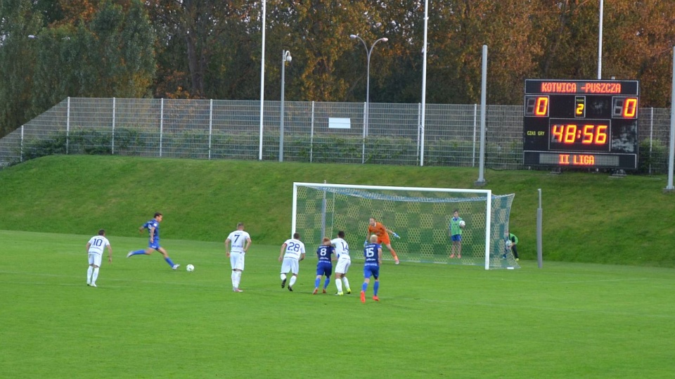 Kotwica Kołobrzeg (niebieskie stroje) - Puszcza Niepołomice 1:0. Fot. Przemysław Polanin [Radio Szczecin]