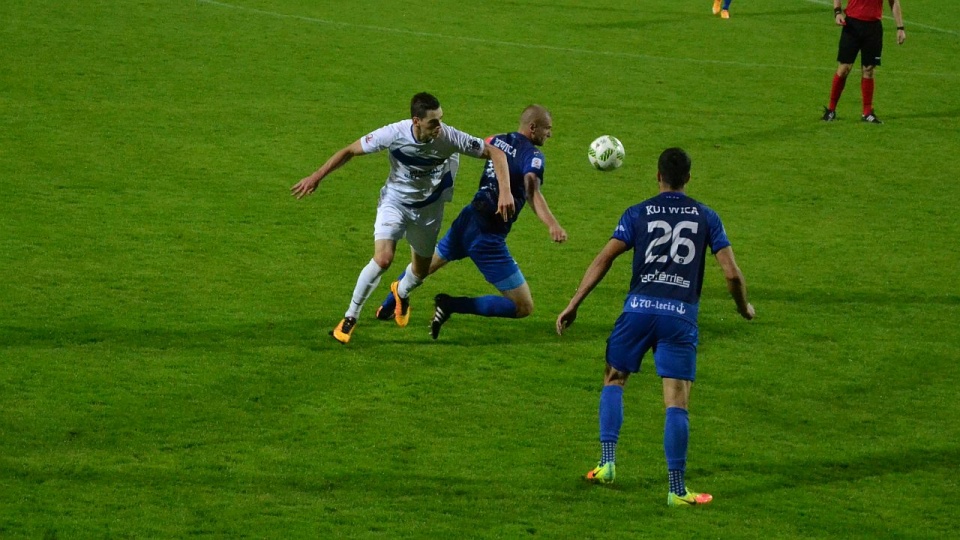 Kotwica Kołobrzeg (niebieskie stroje) - Puszcza Niepołomice 1:0. Fot. Przemysław Polanin [Radio Szczecin]