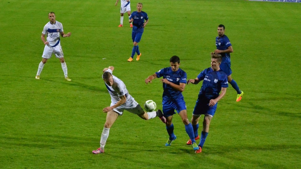 Kotwica Kołobrzeg (niebieskie stroje) - Puszcza Niepołomice 1:0. Fot. Przemysław Polanin [Radio Szczecin]