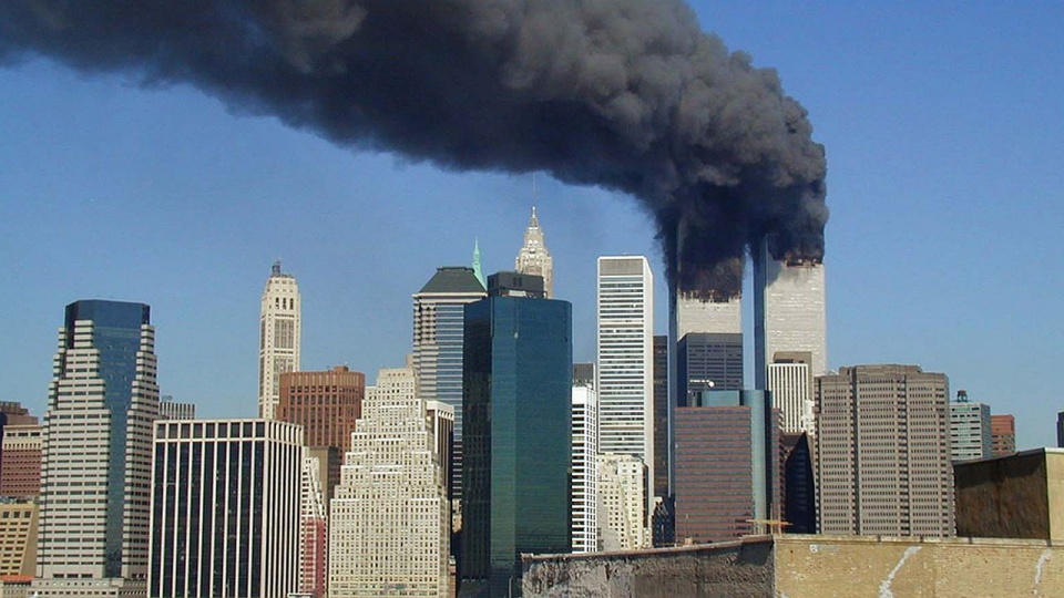 Zaatakowane wieżowce World Trade Center. Fot. wikimedia.org/UpstateNYer