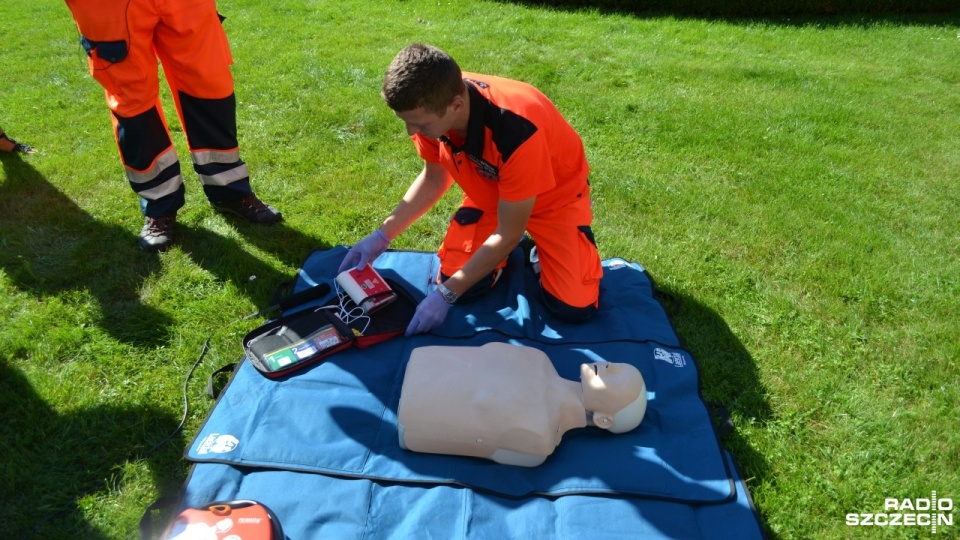 Nowoczesne defibrylatory AED od środy są do dyspozycji mieszkańców Kołobrzegu i wypoczywających w tym mieście turystów. Fot. Przemysław Polanin [Radio Szczecin]