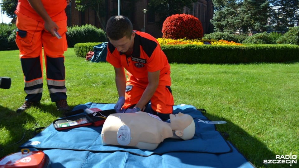 Nowoczesne defibrylatory AED od środy są do dyspozycji mieszkańców Kołobrzegu i wypoczywających w tym mieście turystów. Fot. Przemysław Polanin [Radio Szczecin]