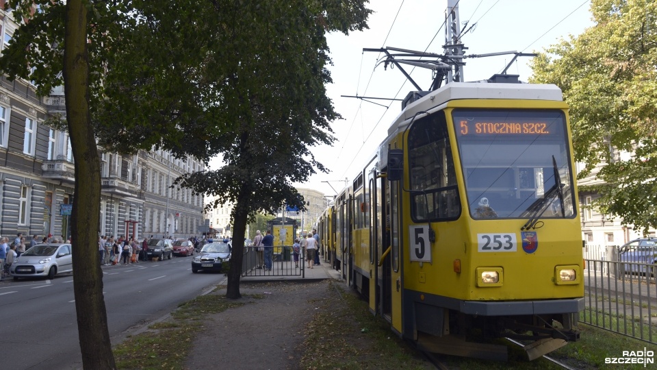 Tramwaj linii 5 przytrzasnął drzwiami pasażera. Fot. Piotr Sawiński [Radio Szczecin]