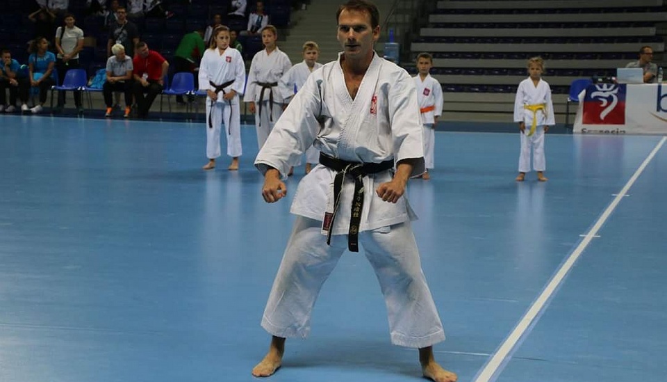 Najmłodszy mistrz karate z Polski pochodzi ze Szczecina. Sensei Paweł Bombolewski zdał w Londynie egzamin na piąty dan czarnego pasa w karate. Fot. Archiwum prywatne