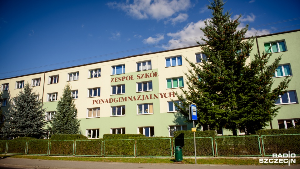 Do Zespołu Szkół Ponadgimnazjalnych przy ul. Poniatowskiego w Nowogardzie uczęszcza ponad 700 uczniów. Fot. Konrad Nowak [Radio Szczecin]