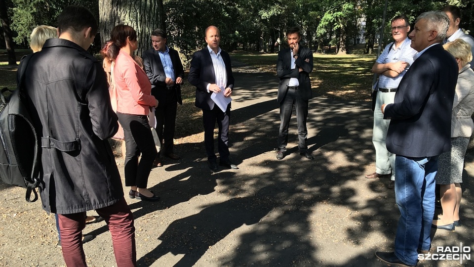 W czwartek Park Żeromskiego odwiedzili szczecińscy radni i urzędnicy. Fot. Andrzej Kutys [Radio Szczecin]