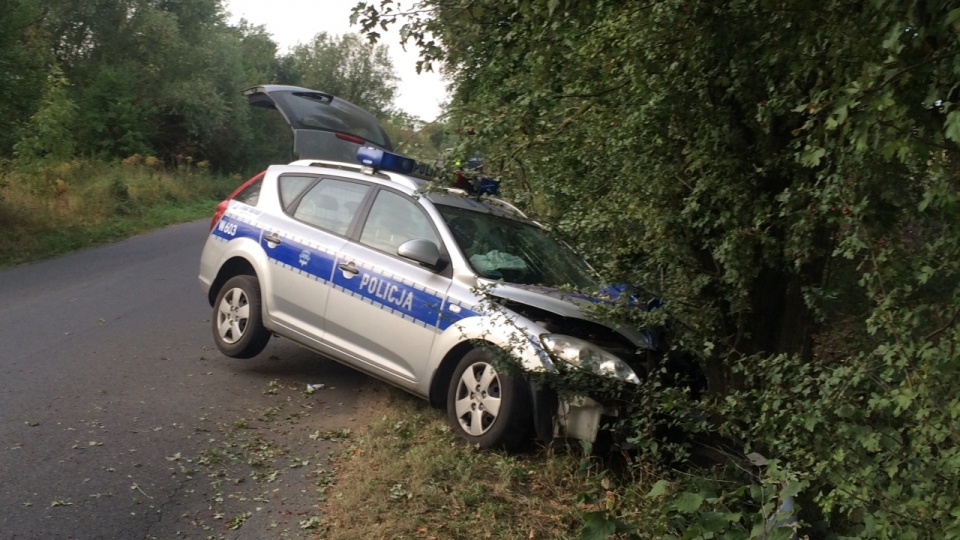 Dwóch policjantów trafiło do szpitala po wypadku, do jakiego doszło w piątek rano na ulicy Długiej w Mierzynie. Fot. Internauta Jacek.