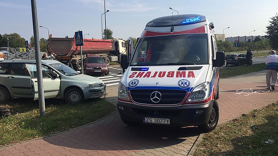 Ciężarówka i dwa auta osobowe zderzyły się na ulicy Taczaka. Fot. Grzegorz Karpiński [Słuchacz Radia Szczecin]