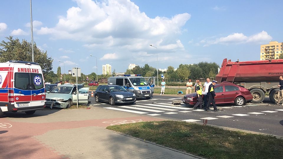 Ciężarówka i dwa auta osobowe zderzyły się na ulicy Taczaka. Fot. Grzegorz Karpiński [Słuchacz Radia Szczecin]