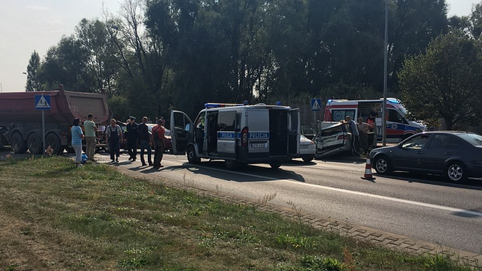 Ciężarówka i dwa auta osobowe zderzyły się na ulicy Taczaka. Fot. Grzegorz Karpiński [Słuchacz Radia Szczecin]