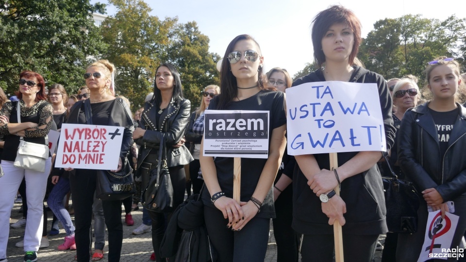 Protest w obronie praw kobiet na pl. Grunwaldzkim w Szczecinie. Fot. Michał Król [Radio Szczecin]