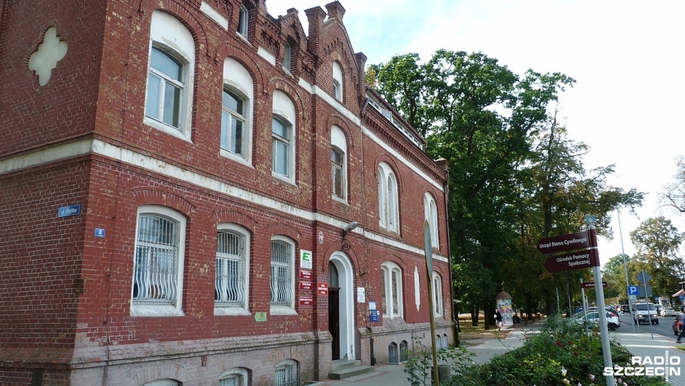 Gmina nie ma gotówki, by zapłacić zaległy podatek, więc hipoteką obciąży jeden z budynków urzędu miasta. Taką decyzję w środę podjęli radni w Chojnie. Fot. Dawid Siwek [Radio Szczecin]