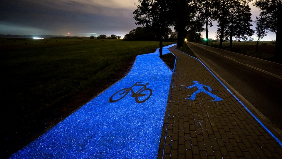 Świecąca po zmroku ścieżka rowerowa powstała na Mazurach. Fot. www.strabag.pl