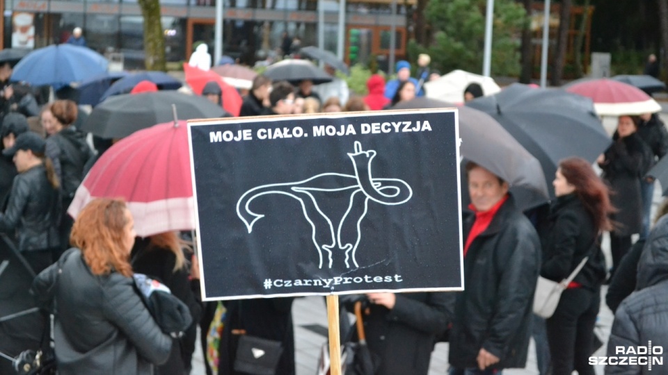 "Czarny protest" w Kołobrzegu. Fot. Przemysław Polanin [Radio Szczecin]