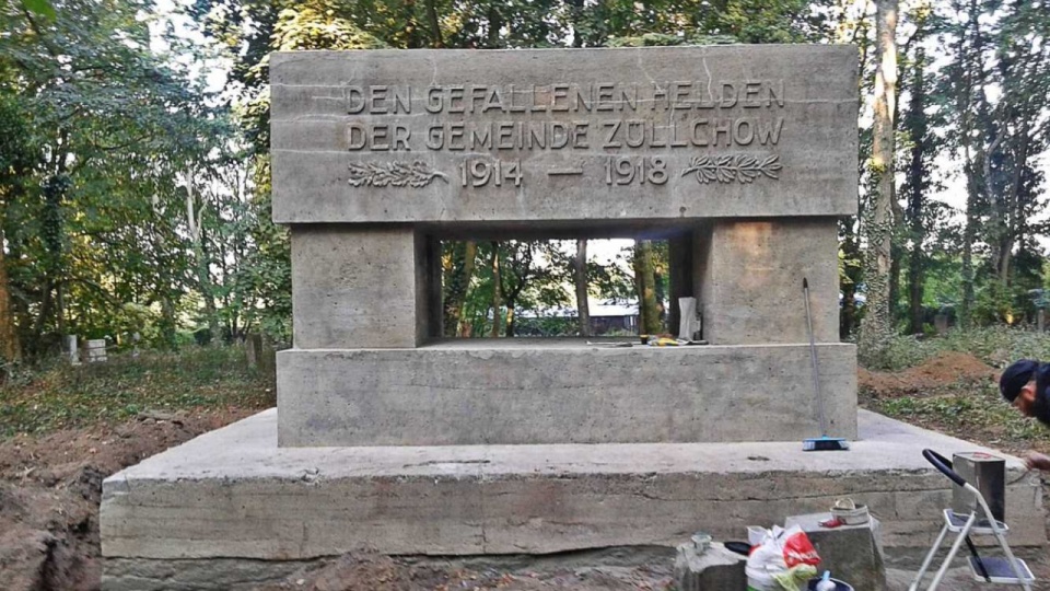 Renowacja znajdującego się w parku pomnika. Fot. Zakład Usług Komunalnych w Szczecinie.
