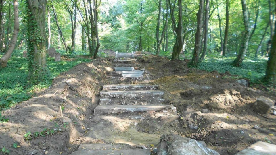 Zabytkowe schody odkopano w parku przy ulicy Ostrowskiej w Szczecinie. Fot. Zakład Usług Komunalnych w Szczecinie.