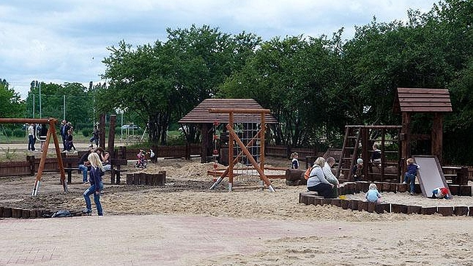 Plac zabaw dla dzieci w parku przy ul. Taczaka. Fot. Łukasz Kolasa [Radio Szczecin/Archiwum]