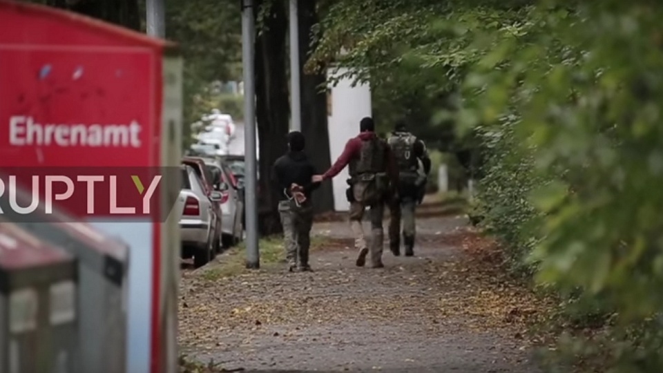Antyterroryści zatrzymali już trzy osoby podejrzane o pomoc w przygotowaniu zamachu. Fot. youtube.com/Ruptly TV