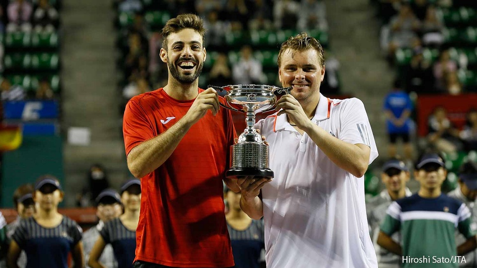 Marcin Matkowski (z prawej) z Marcelem Granollersem i trofeum. Fot. ATP World Tour Twitter