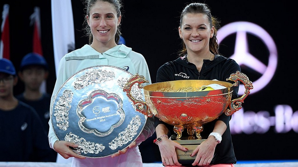 Johanna Konta i Agnieszka Radwańska podczas ceremonii zakończenia turnieju w Pekinie. Fot. WTA Twitter