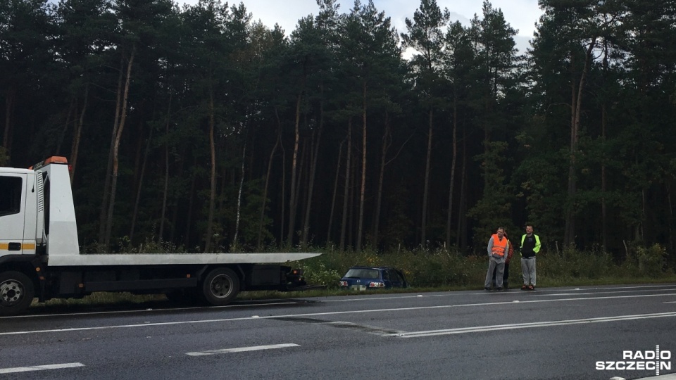 Na skrzyżowaniu "szóstki" ze zjazdem na lotnisko, był kolejny wypadek. Auto zjechało do rowu. Fot. Natalia Skawińska [Radio Szczecin]