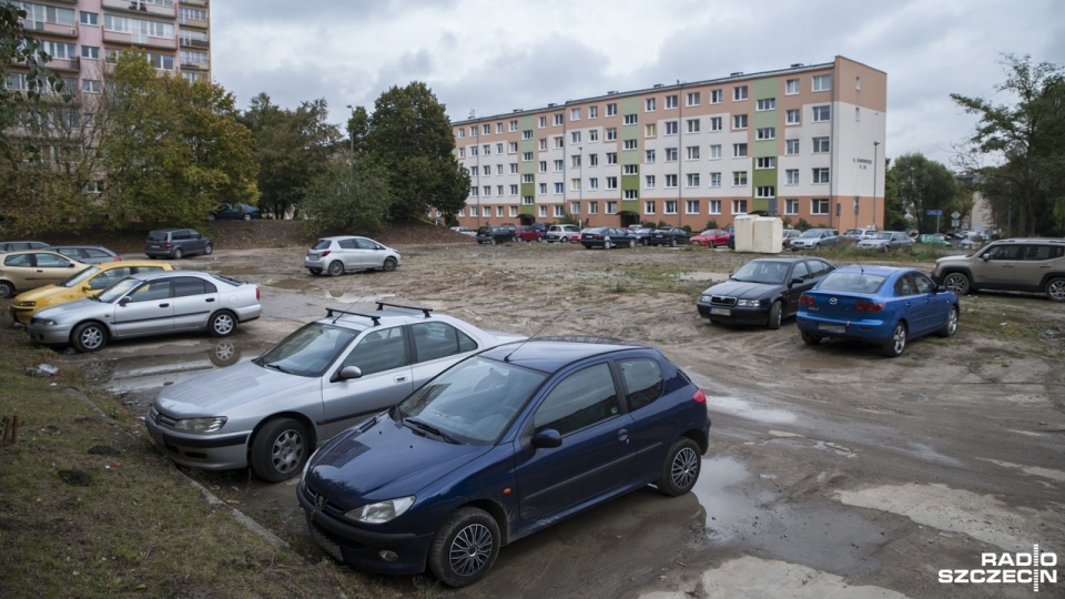 Parking przy ul. Dunikowskiego na szczecińskich Pomorzanach. Fot. Olaf Nowicki [Radio Szczecin]