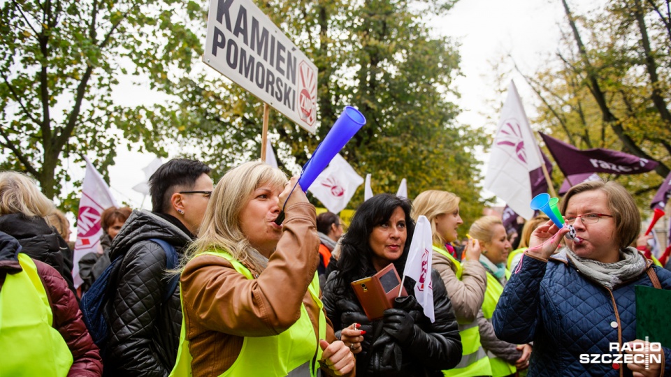 Związek Nauczycielstwa Polskiego demonstruje w poniedziałek w całym kraju pod urzędami wojewódzkimi. Fot. Konrad Nowak [Radio Szczecin]