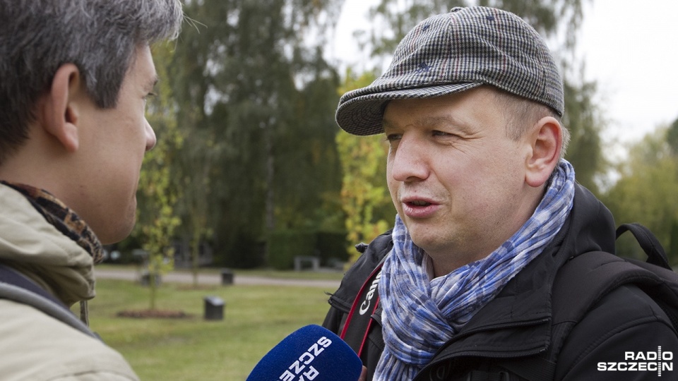 Kolejne drzewka pamięci na Cmentarzu Centralnym. Fot. Weronika Łyczywek [Radio Szczecin]