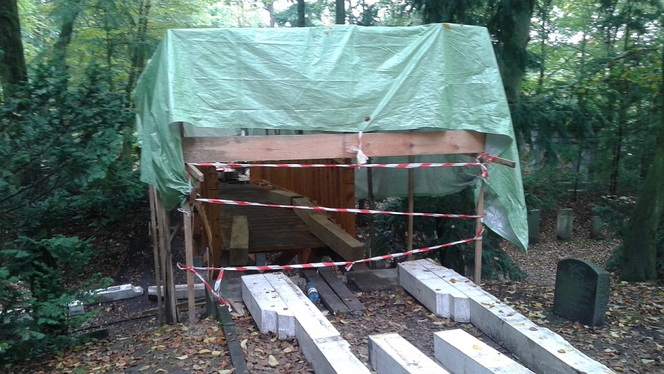 Trwa montaż nowego mostku w lapidarium na cmentarzu. Fot. ZUK Szczecin