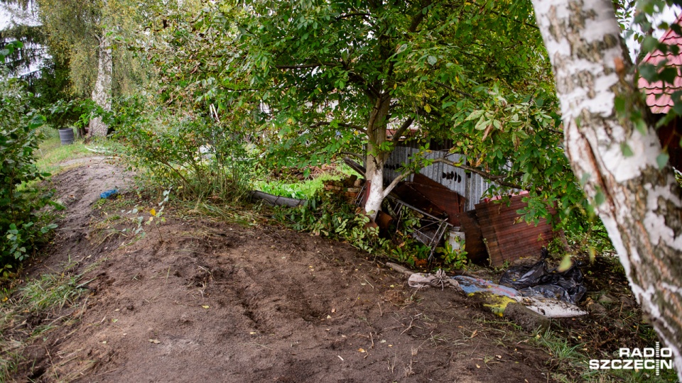 "Chełszcząca" zalewa ogródki "Nad Jeziorem" w Dąbiu. Fot. Konrad Nowak [Radio Szczecin]