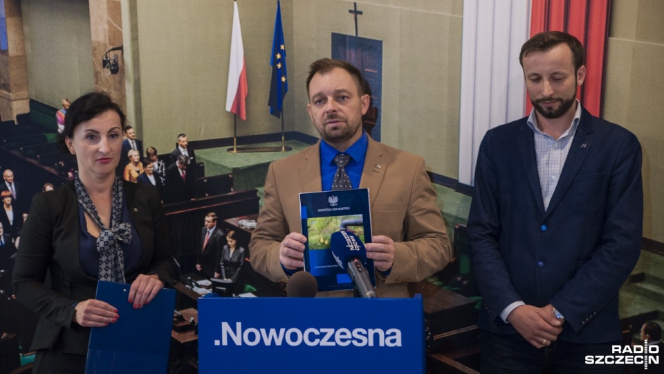 Rafał Zahorski (w środku) podczas konferencji Nowoczesnej. Fot. Olaf Nowicki [Radio Szczecin]
