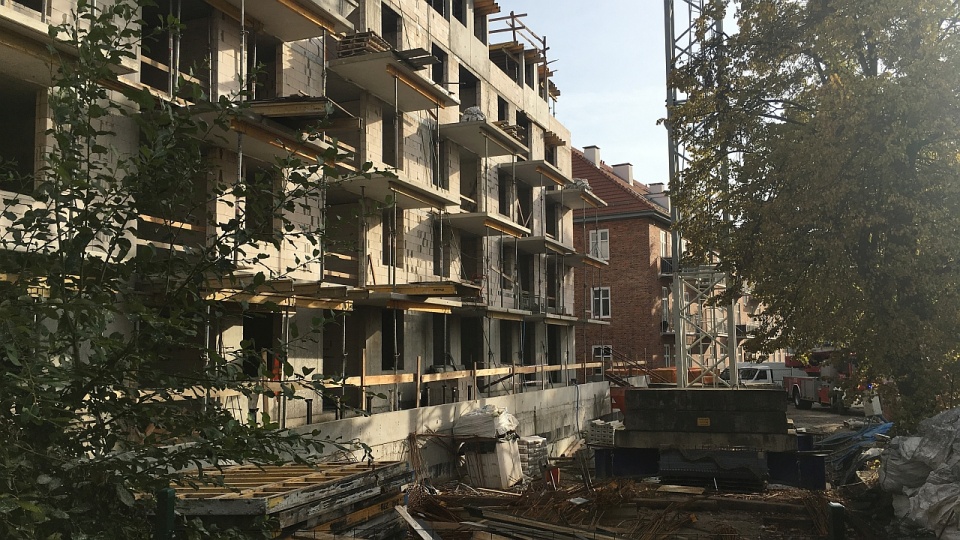 Podczas prac budowlanych przy ul. Janickiego, belka zerwała się z dźwigu i przygniotła mężczyznę. Fot. Piotr Rakowski [Radio Szczecin]